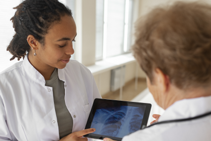 Deux médecins regardant une radiographie