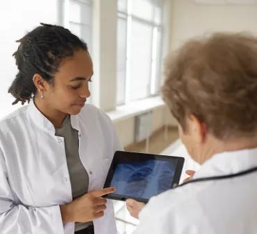 Deux médecins regardant une radiographie