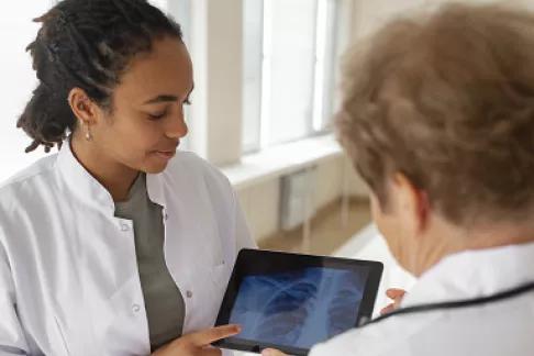 Deux médecins regardant une radiographie