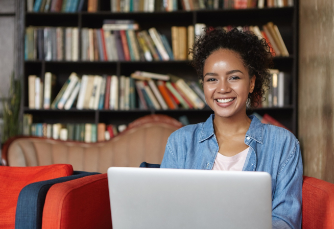 Jeune étudiante dans une bibliothèque
