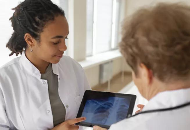 Deux médecins regardant une radiographie