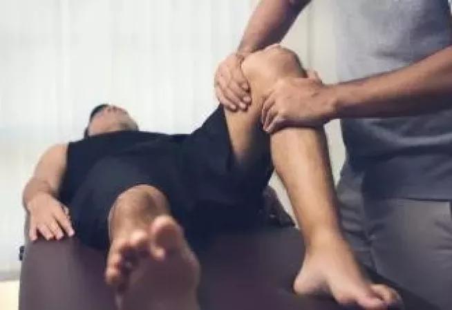 masseur-kinésitérapeuthe intervenant sur un patient