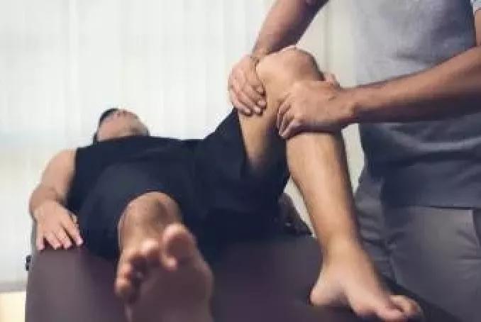 masseur-kinésitérapeuthe intervenant sur un patient