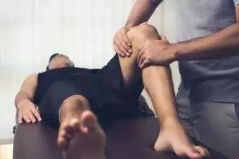 masseur-kinésitérapeuthe intervenant sur un patient